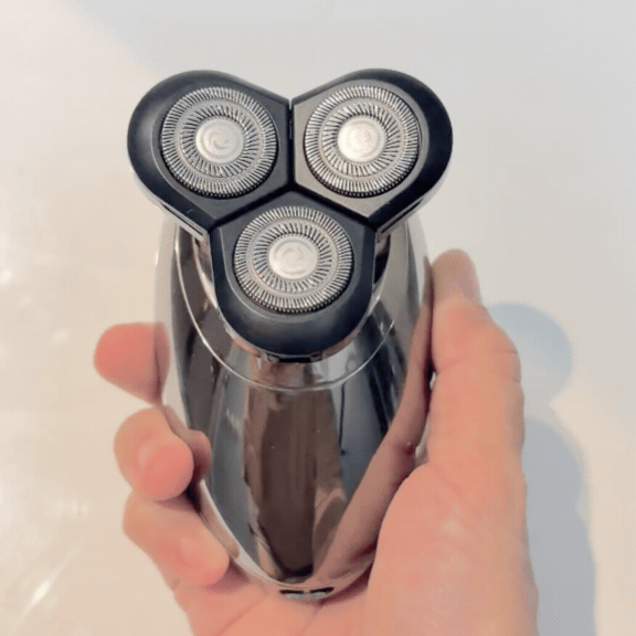 Activating the travel lock on the VAVAME women’s electric facial shaver to prevent accidental starts while travelling