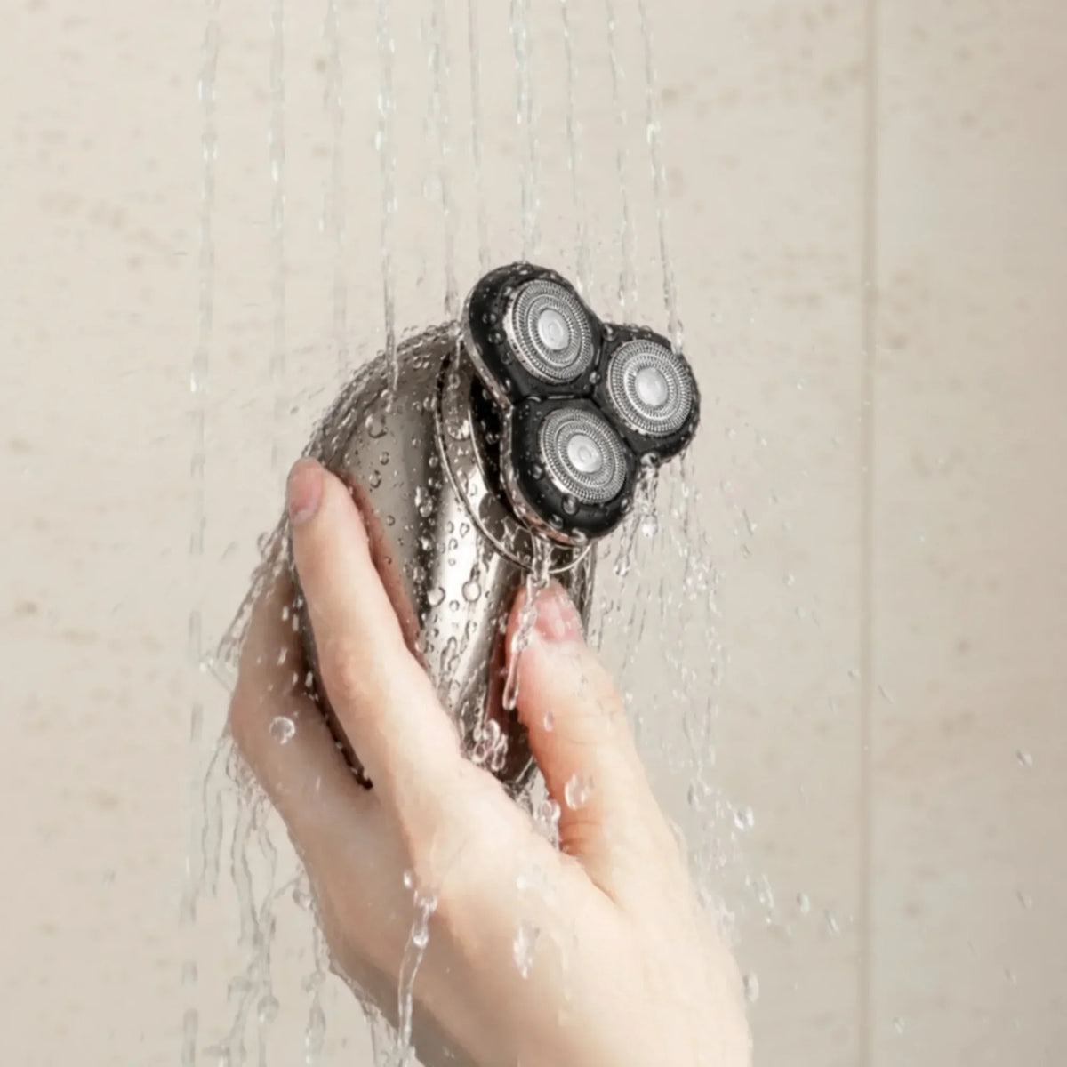Water running over the IPX7 waterproof VAVAME electric shaver for wet or dry use