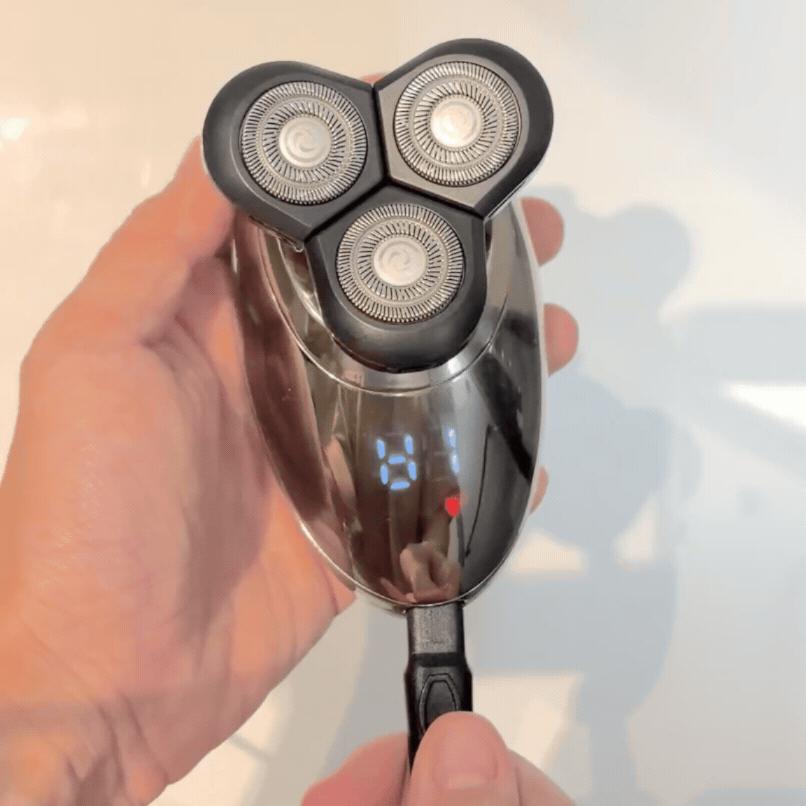 LED display on the VAVAME women’s electric facial shaver showing the battery level and charging status.